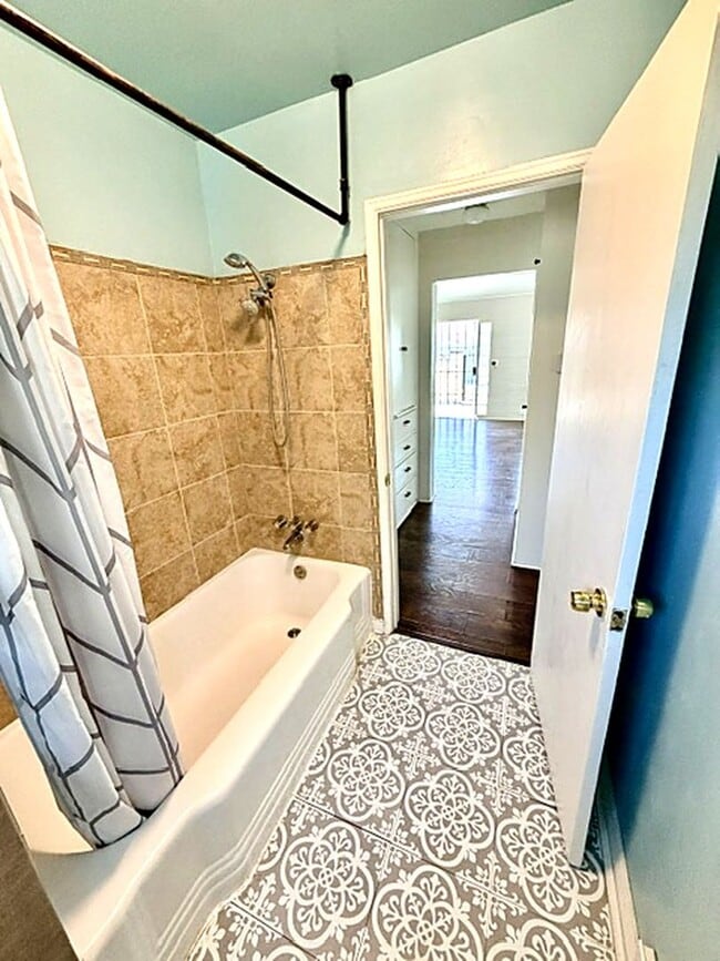 Building Photo - 445 1/2 E. Puente St