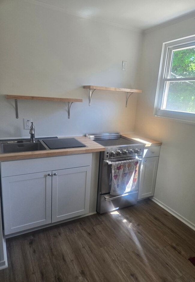 Building Photo - Charming Sunset Hills Condo