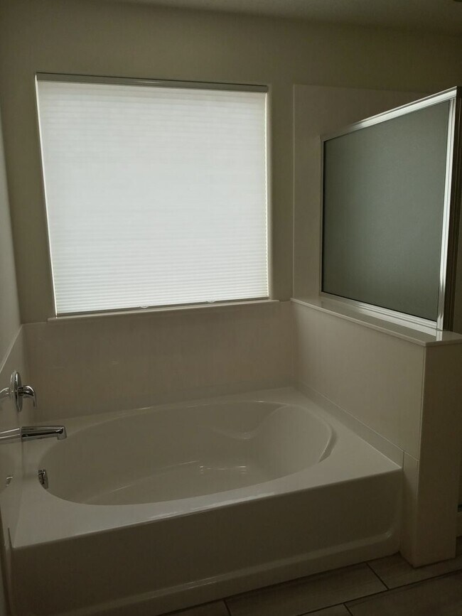 Building Photo - FOUR BEDROOMS!