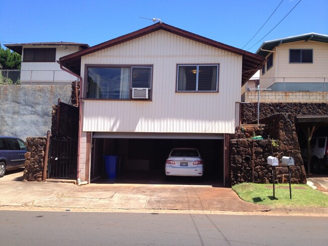Building Photo - Pearl City - 2BR, 1BA House on Duplex Lot w/ 2 Parking Garage