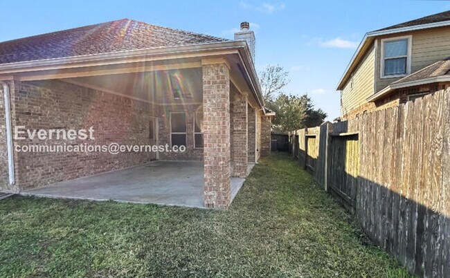 Building Photo - 3 Bed, 2 Bath Home with Fenced Yard & Garage / Pet-Friendly / Available Now!