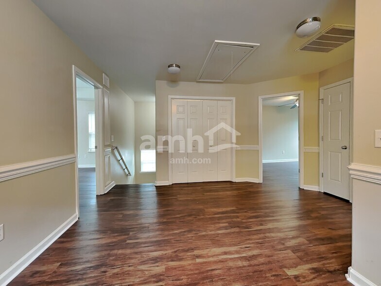 Building Photo - 75 Summer Hill Way