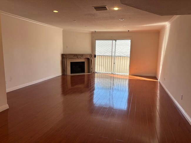 Building Photo - 10208 Pinewood Ave