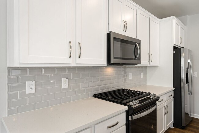 Building Photo - Gorgeous end-unit townhome near Brier Creek!