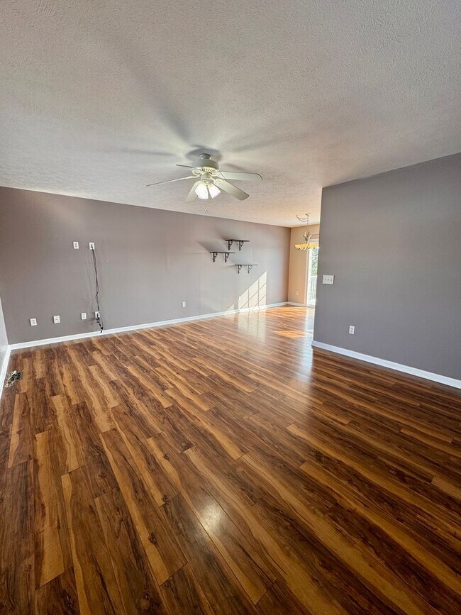 Building Photo - House for Rent in Broadway