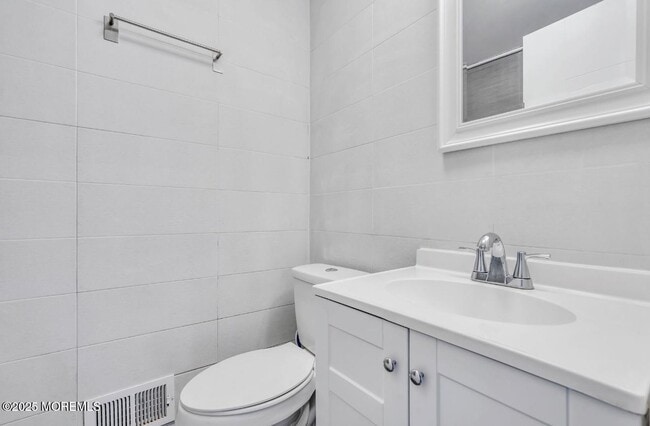 Building Photo - 2300 Oak Knoll Dr