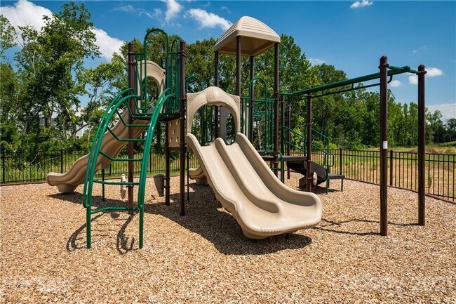 Building Photo - 6640 Wildbrook Dr