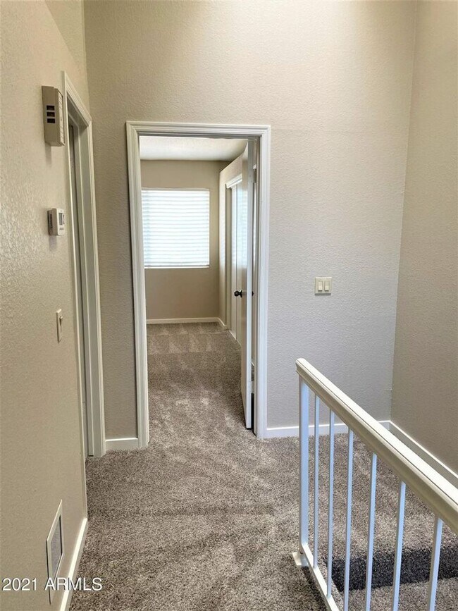 Building Photo - Remodeled 2 bed/1.5 bath townhome in the s...