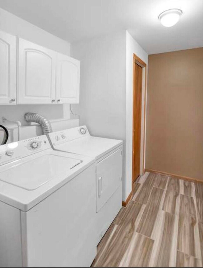 Building Photo - 143 Monarch Dr