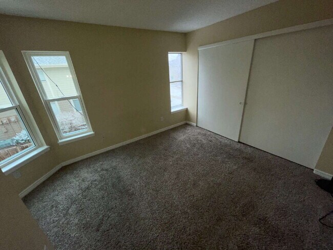 Building Photo - Updated 2 Bedroom, 2 Bath Condo (Available Immediately)