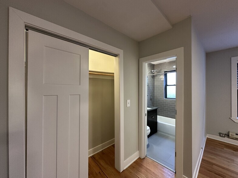 Building Photo - 4512 N Damen Ave