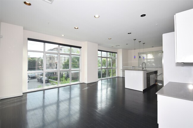 Primary Photo - 207 Pierce St