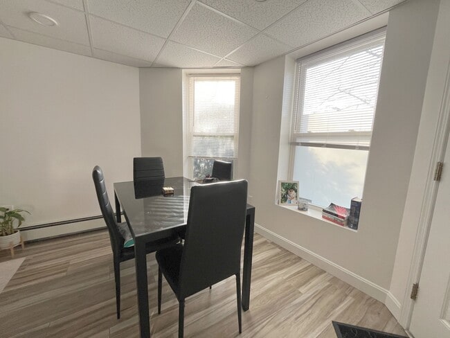 Building Photo - 376 Riverway