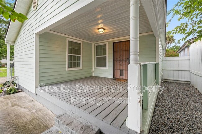 Building Photo - 705 W 47th St