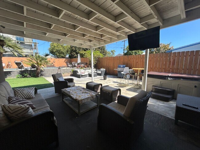 Building Photo - 3 Bed, 1 Bath in Clairemont with a Pool!