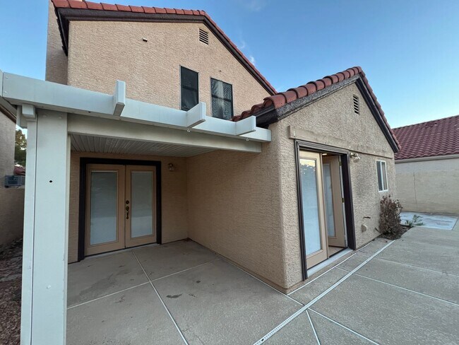 Building Photo - 3 bedroom upgraded Green Valley Home with Pool!