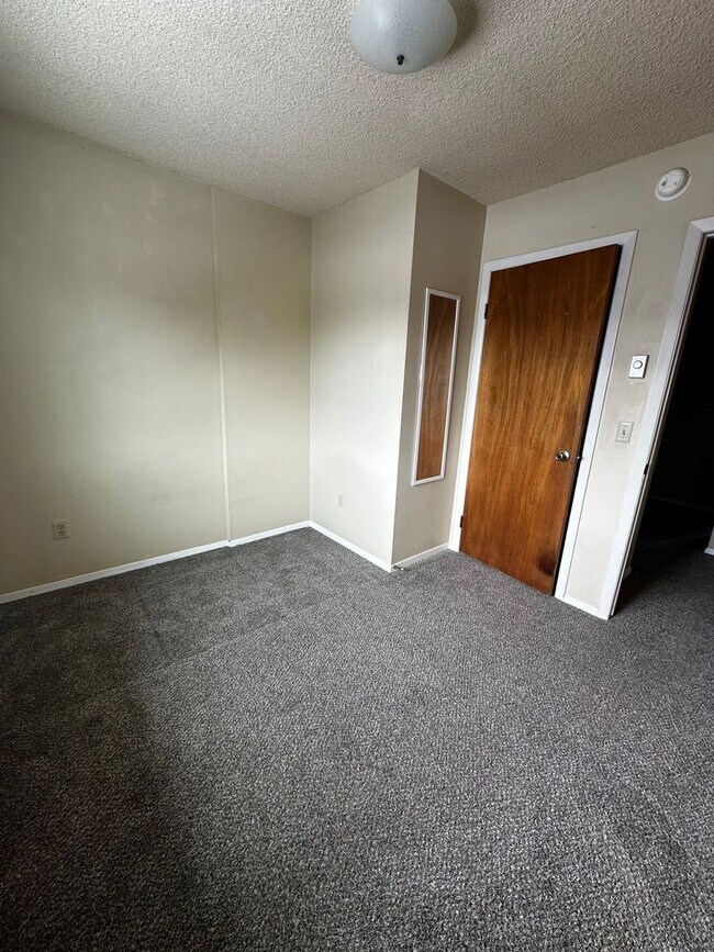 Building Photo - 4 Bedroom Condo near campus