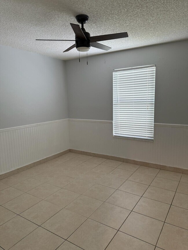 Building Photo - 917 SE Streamlet Ave