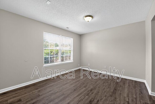 Building Photo - 105 Daventry Pl