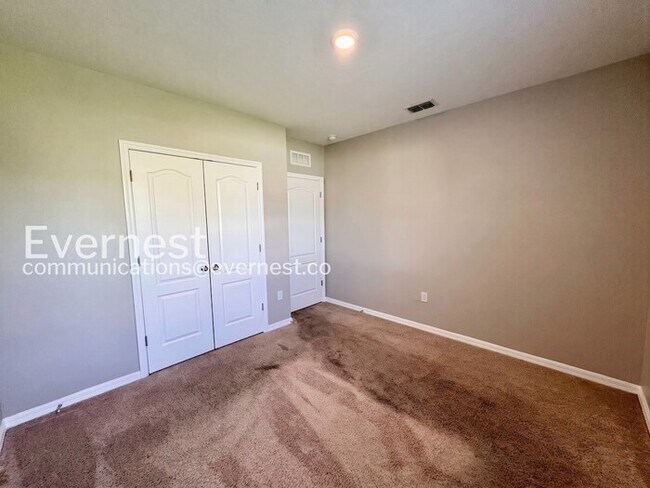 Building Photo - Limited Time Special Offer / 5 Bed/3 Bath Home with Garage / Pet-Friendly / Vouchers Accepted / A...
