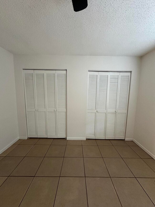 Building Photo - 837 Hickory St