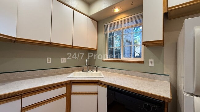 Building Photo - End-Unit 1 BD | 1.5 BA Townhome with Loft & Garage - Gresham