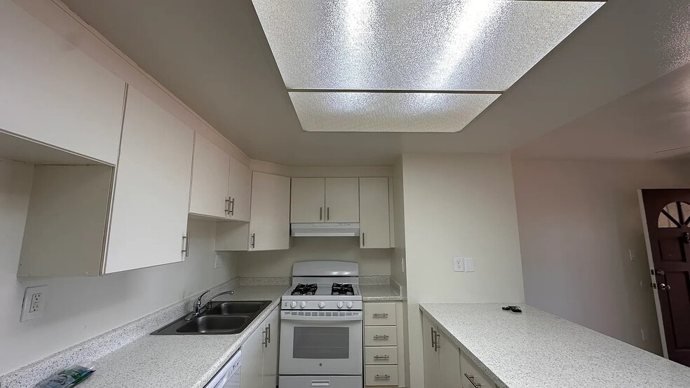 Building Photo - 1675 W Pampas Ln