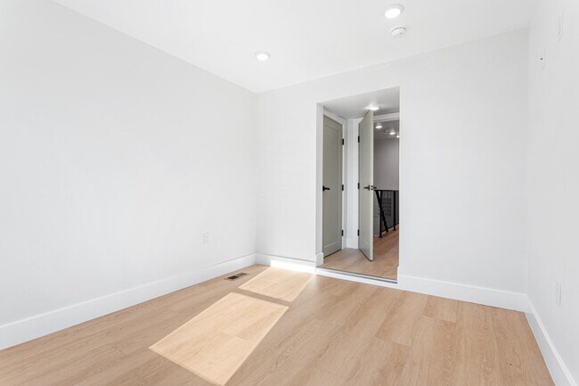 Building Photo - 118 E Huntingdon St