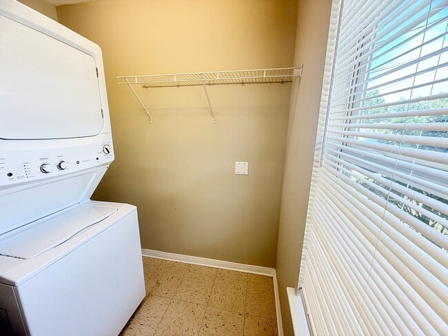 Building Photo - Charming 2 Bed/2 Bath Duplex