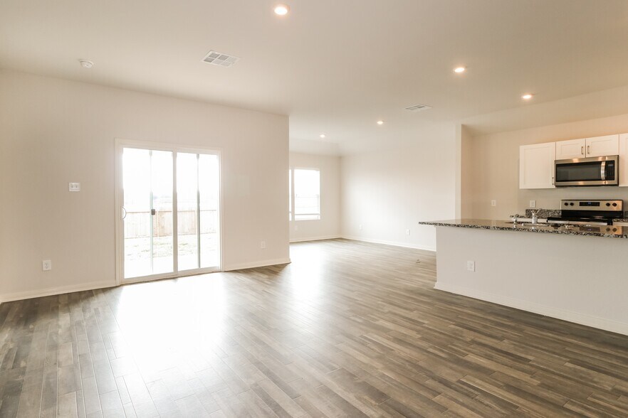 Building Photo - 136 Rustic Trce