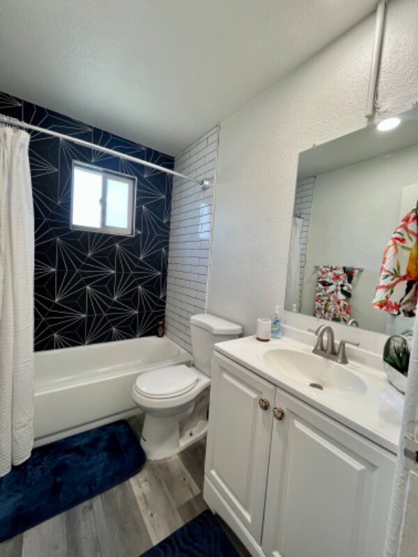 Building Photo - 920 E Montebello Ave