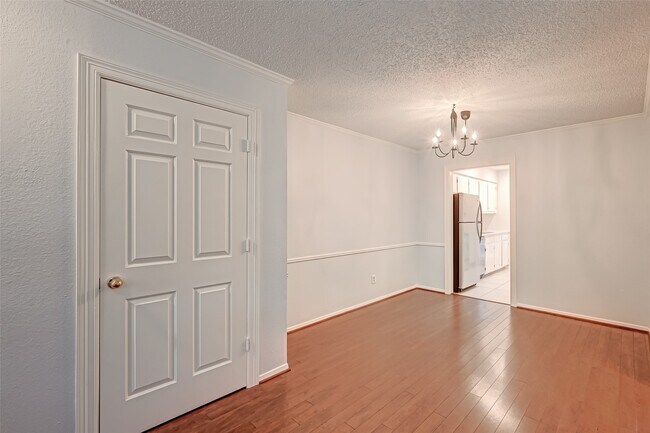 Building Photo - 8287 Kingsbrook Rd