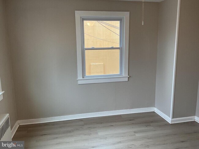 Building Photo - 5 E Main St