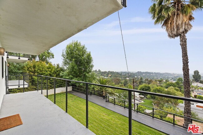 Building Photo - 105 Sequoia Dr