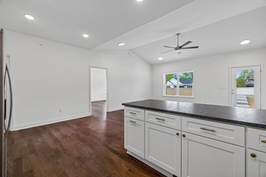 Building Photo - 551 Skyview Dr