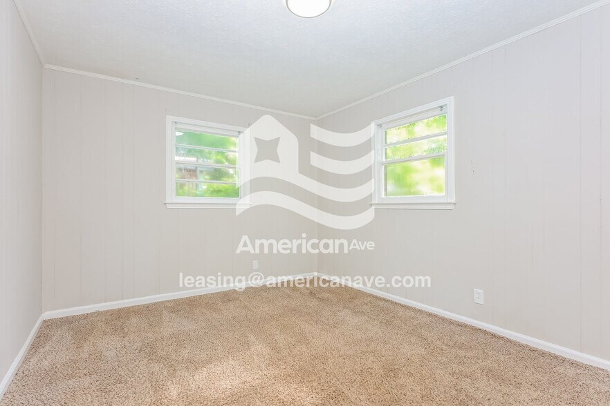 Building Photo - 928 Perry Dr