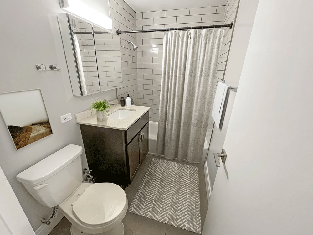 Building Photo - 4600 N Clarendon Ave