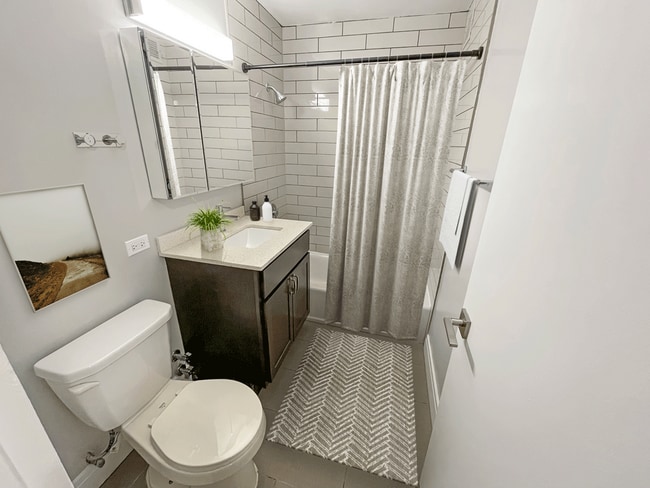 Building Photo - 4600 N Clarendon Ave