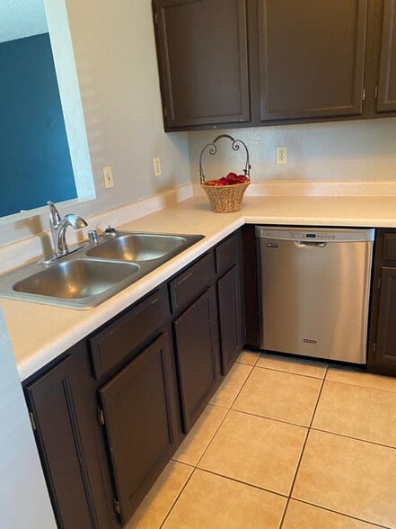 Building Photo - 3908 Suntrail Rd NW