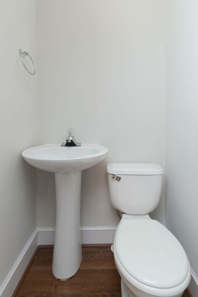 Building Photo - 2 bedroom, 1.5 bath home for rent in the h...