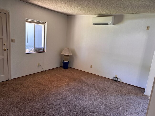 Building Photo - East Sacramento 1 Bed House on Large Lot