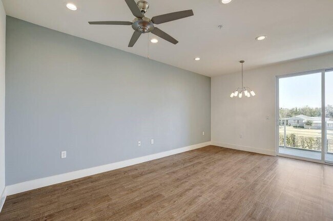 Building Photo - 604 N Bluff Dr