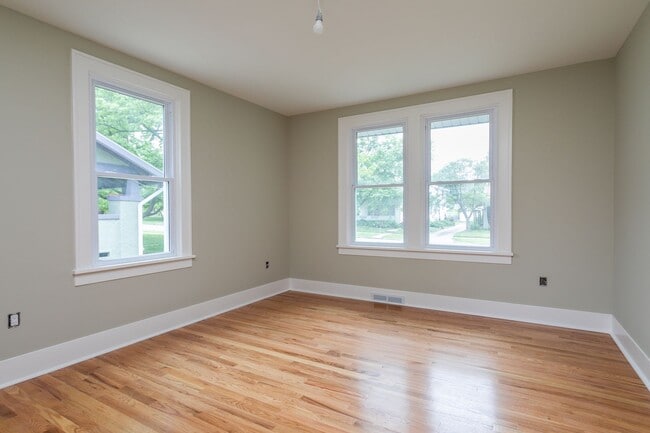 Building Photo - Recently Renovated Central Columbia Bungalow!