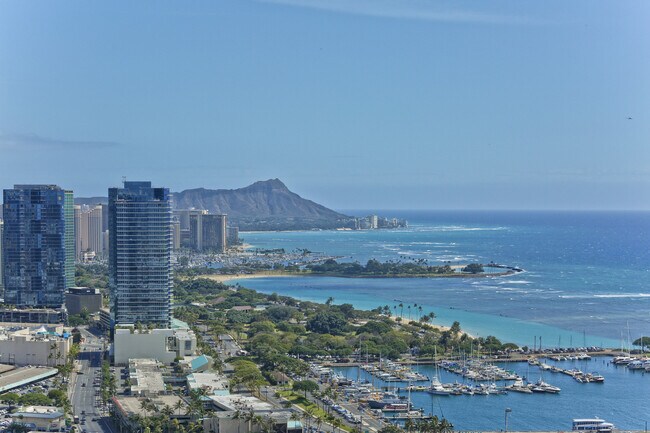 Building Photo - Live in the Heart of Kakaako!