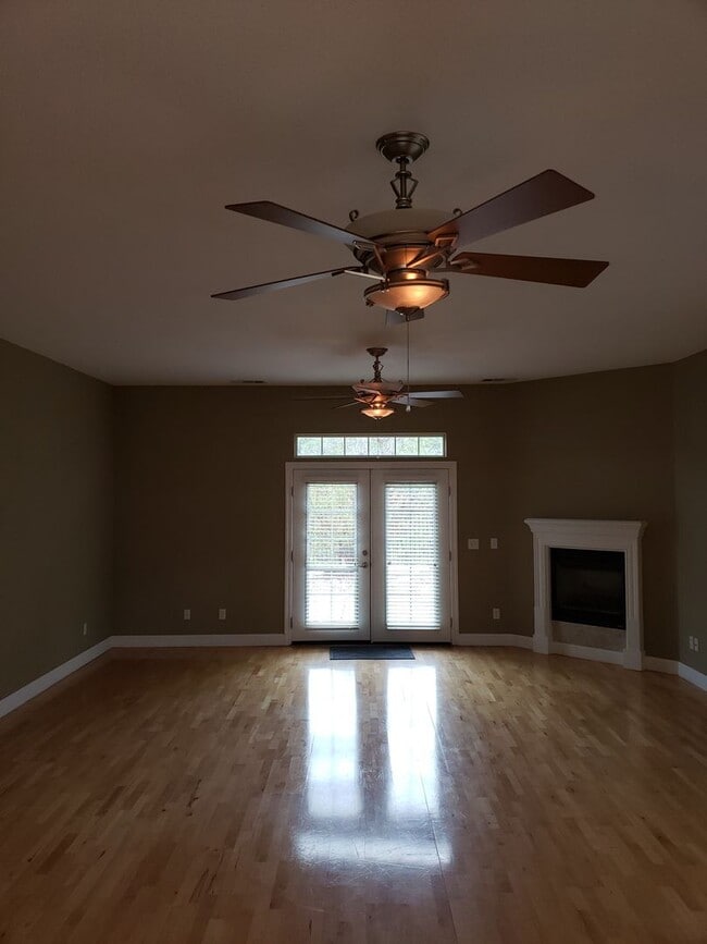 Building Photo - LARGE 3 BED 2 BATH HOUSE IN LAKE CALIFORNIA