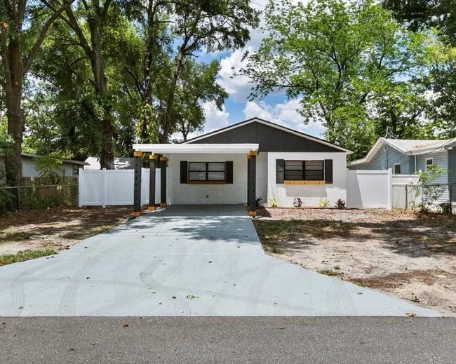 Building Photo - 1706 E Poinsettia Ave