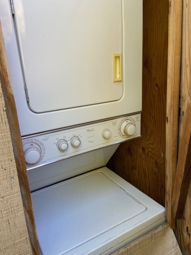 Building Photo - adorable 1 bed 1 bath with backyard private