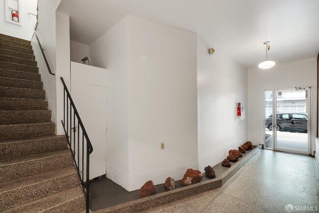 Building Photo - 322 2nd Ave