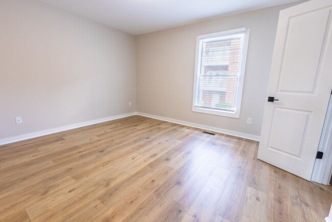Building Photo - 1415 2nd E Ct