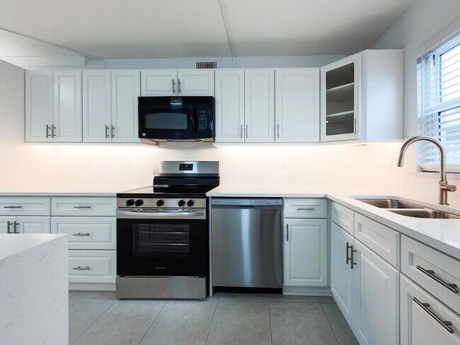 Building Photo - 7625 Sun Island Dr S